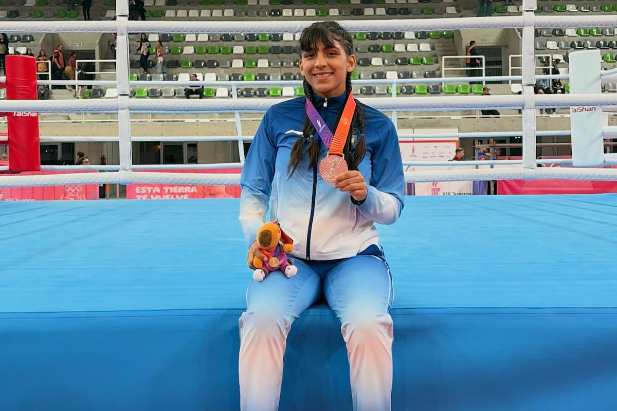 Lucía Muello muestra orgullosa la medalla de plata obtenida en los Juegos Suramericanos de Santa Fe