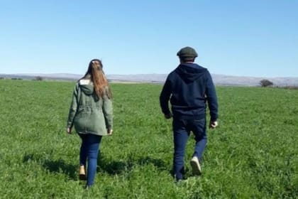 Lucía Nicolino en pleno trabajo: asesorando a un asociado de Cotagro