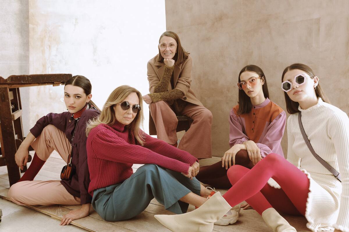 Lucía: suéter de cuello alto y brillos (Las Pepas), pantalón (Mishka), anteojos (Hardem). Josefina: tapado de lana (Etiqueta Negra), suéter (Mishka), pantalón ancho (Etiqueta Negra). De izq. a der., campera y pantalón de gabardina (Furzai), bandolera (Vitamina), pañuelo (Perramus). Vestido de formas geométricas (Mishka). Conjunto de lana de remera alta y falda (Las Pepas), medias (Mora), botas en punta y cartera (Mishka)