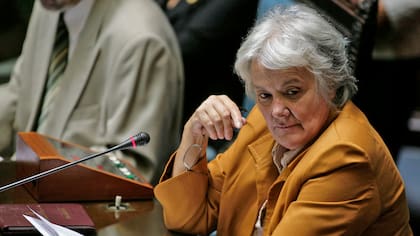 Topolansky se crió en una familia de buen pasar económico y recibió educación religiosa.