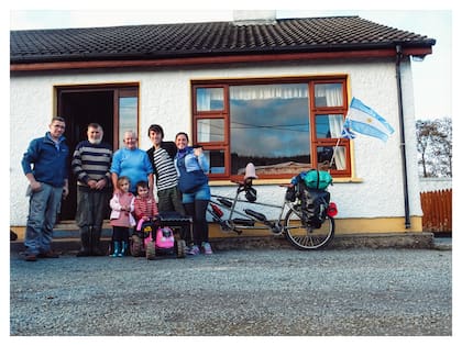 Lucía y Juan junto a una familia que los acogió en Irlanda