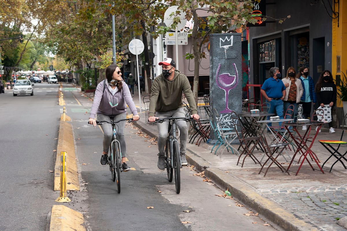 Lucía y su novio aprovechan los fines de semana para recorrer la bicisenda de Palermo.