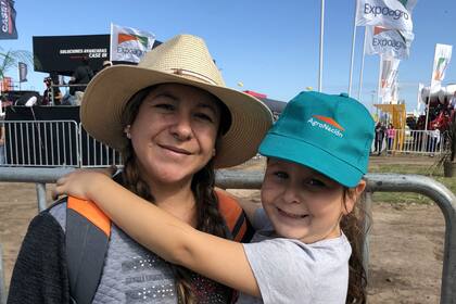 Luciana Alice junto a hija Emma esperaban esta mañana el discurso del Presidente
