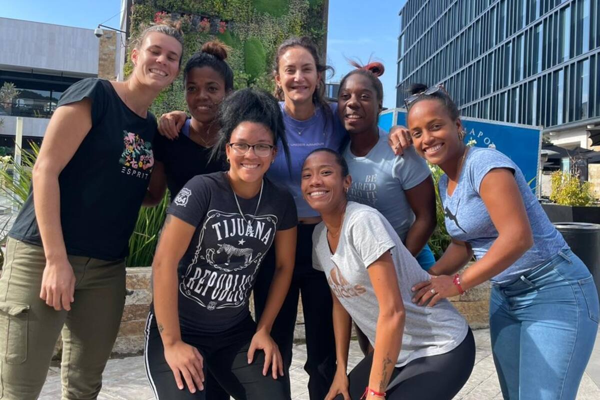 Luciana Aymar (en el centro) junto a las seis jugadoras cubanas que esperan que Chile les de asilo y certidumbre