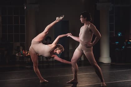 Luciana Barrirero y David Gómez, protagonistas de la obra de teatro sobre ballet "Dos bailarines desnudos"