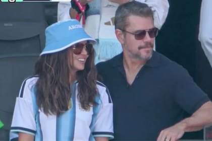 Luciana Barroso se mostró con la camiseta, aunque su esposo Matt Damon decidió ser neutral