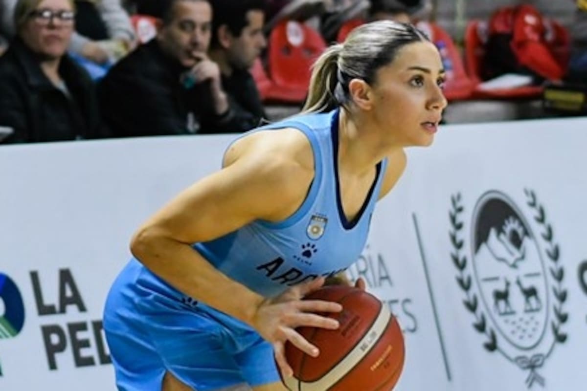 Luciana Delabarba, en acción con la camiseta nacional