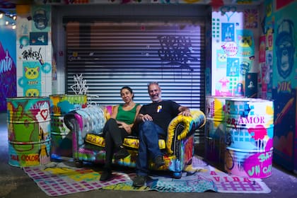 Luciana Grosman, creadora de la idea, y el productor Maximiliano Altieri, hacen un alto del montaje en "un mundo urbano lleno de graffitis"