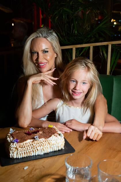 Luciana junto a su hija Matilda.
