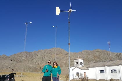 Luciana junto a su marido en la escuela rural de Los Gigantes, en las Altas Cumbres de Córdoba, donde instalaron Aerogeneradores.