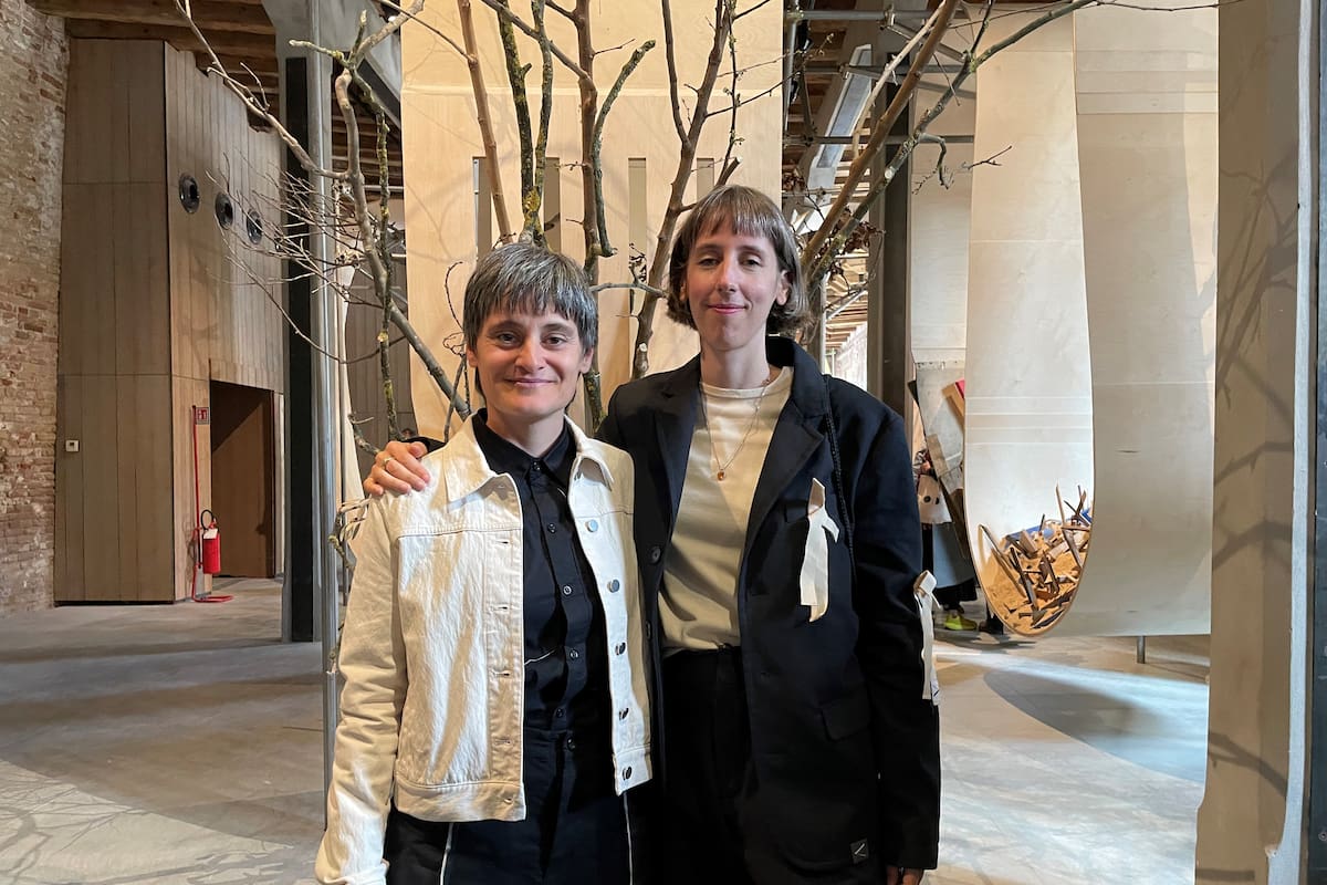 Luciana Lamothe con la curadora Sofía Dourron en el Pabellón argentino