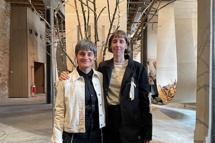 Luciana Lamothe con la curadora Sofía Dourron en el Pabellón argentino