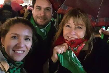 Luciana Mantero, la esposa del jefe de Gabinete de la Nación Marcos Peña , marchó junto a su madre Diana Pipkin