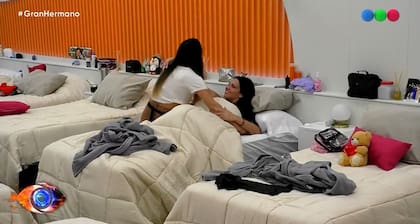Luciana se alejó del grupo de mujeres y abrazó a una de sus compañeras