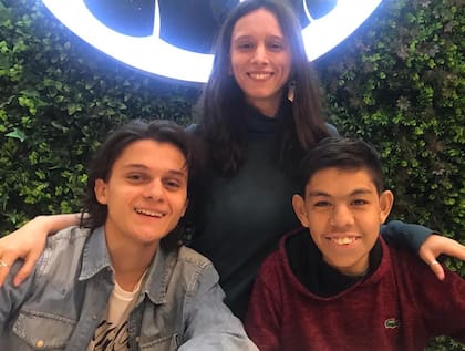 Luciana y Pancho, en una salida con Tincho. “Este año Martín aprendió que no hay lugar para uno como su casa, que es tu espacio, tu refugio. Estamos contentos porque él ahora entiende que este es su lugar de pertenencia”, dice Luciana, la mayor de los hermanos.