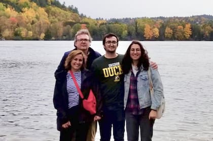 Luciana y su esposo, Dr. Mauricio Sacchi, y sus hijos, Federico y Bianca (foto tomada en un pueblo rural de Quebec).