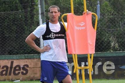 Luciano Aued se prepara para luchar por la titularidad en el medio de la Academia