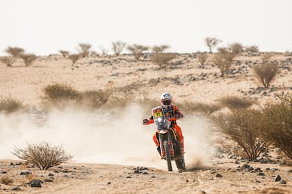 Luciano Benavides, a borde de su Red Bull KTM durante la undécima etapa del Rally Dakar entre Bisha y Al Henakiyah