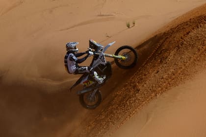 Luciano Benavides compite durante la cuarta etapa del rally Dakar 2023 alrededor de Ha'il en Arabia Saudita