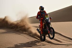 Luciano Benavides ganó nuevamente la etapa de motos y lidera la general