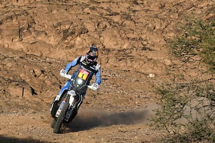 Luciano Benavides (Husqvarna) finalizó segundo la séptima etapa del Rally Dakar; el salteño, campeón mundial de rally-raid, aventajó a su hermano Kevin (KTM), que fue penalizado con tres minutos