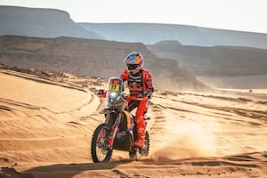 Luciano Benavides recorre el desierto saudí durante la octava etapa del Dakar; ganó el tramo y se convirtió en líder/ Red Bull Content Pool