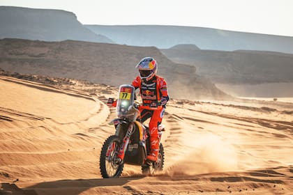 Luciano Benavides recorre el desierto saudí durante la octava etapa del Dakar; ganó el tramo y se convirtió en líder/ Red Bull Content Pool