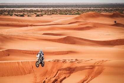 Luciano Benavides salta una duna en el desierto de Arabia Saudita; el salteño es el primer piloto en ganar dos etapa en el Rally Dakar 2023