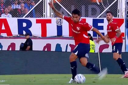 Luciano Cabral, el 10 de Independiente, tiró una rabona para habilitar a Alvaro Angulo, lateral izquierdo, en la victoria ante San Lorenzo por 2-1