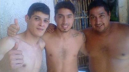 Luciano Cabral, su padre y un preso, en la cárcel mendocina