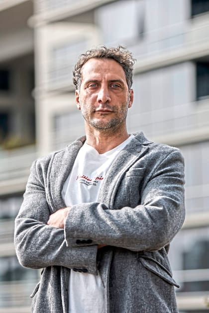 Luciano Cáceres habló de todo con LA NACION: su nueva película Adiós Madrid, su relación con su hija Amalia, el poder de la autogestión y su relación con el ego, el fracaso y la culpa