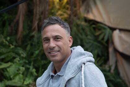 Luciano Calomeni trabajó en los penales cuando era adolescente, fue emprendedor y ahora busca la forma de ayudar a la gente que siente que no puede salir del piloto automático