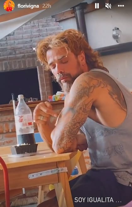 Luciano Castro le mostró a su novia el tatuaje que lleva de ella en su brazo