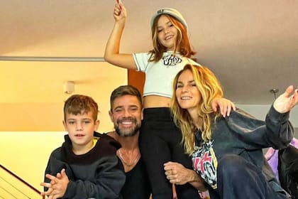 Luciano Castro y Sabrina Rojas junto a sus dos hijos