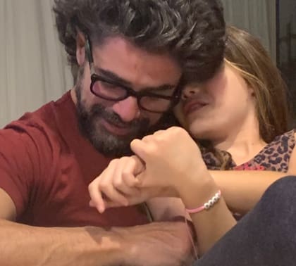 Luciano Castro y su hija Esmeralda compartiendo secretos
