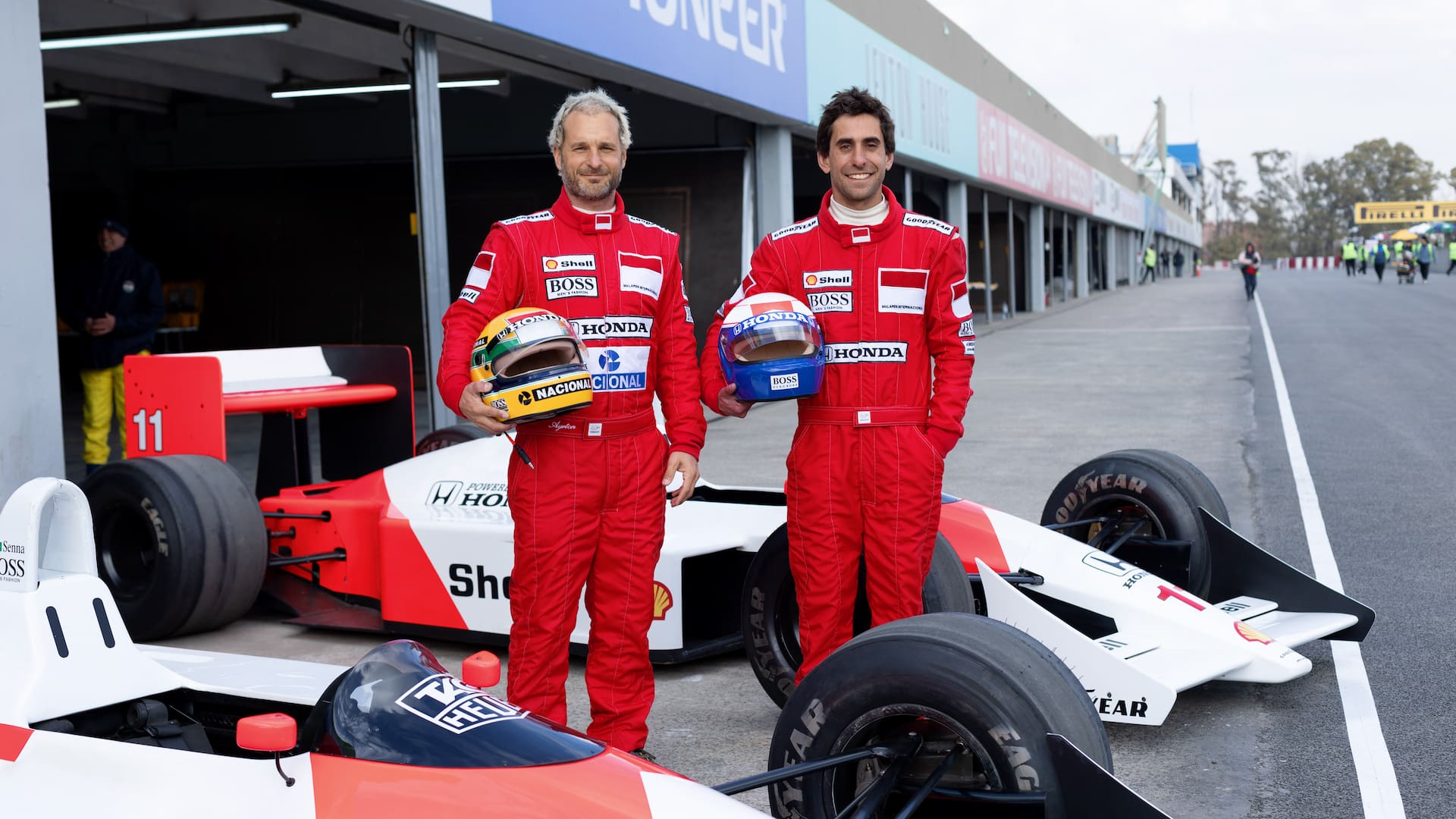 Luciano Crespi diseñó y fabricó los autos de la miniserie Senna y también fue el doble del piloto brasileño en el rodaje de la producción; aquí junto a Juan Pablo Villanueva, otro de los pilotos que dobló a Alain Prost