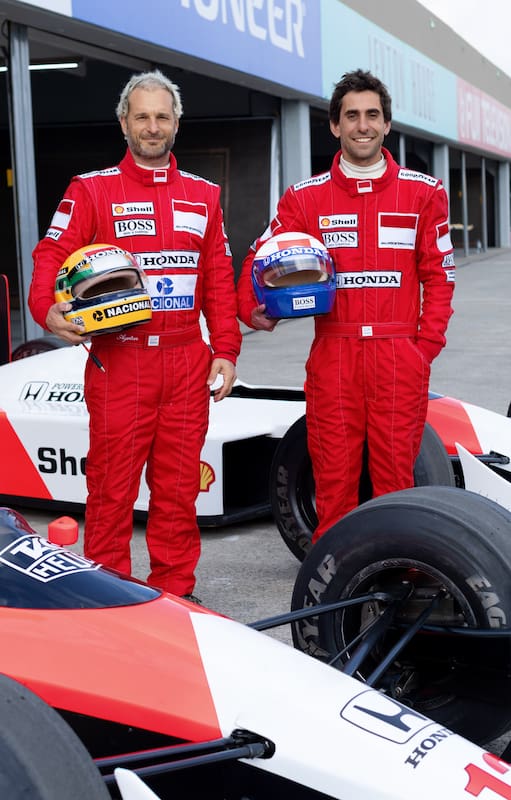 Luciano Crespi diseñó y fabricó los autos de la miniserie Senna y también fue el doble del piloto brasileño en el rodaje de la producción; aquí junto a Juan Pablo Villanueva, otro de los pilotos que dobló a Alain Prost