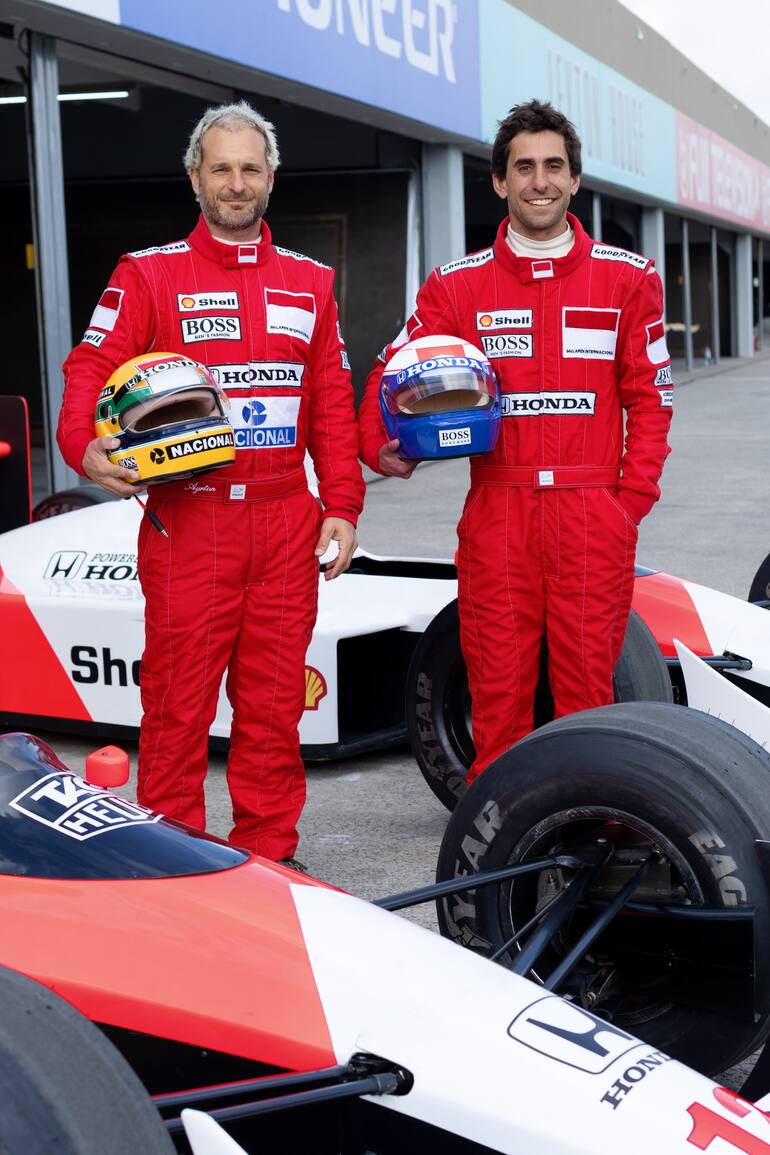 Luciano Crespi diseñó y fabricó los autos de la miniserie Senna y también fue el doble del piloto brasileño en el rodaje de la producción; aquí junto a Juan Pablo Villanueva, otro de los pilotos que dobló a Alain Prost