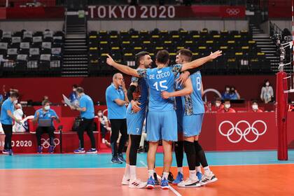 Luciano de Cecco # 15 del Equipo Argentina celebra con sus compañeros de equipo después del juego contra el Equipo Túnez durante la Ronda Preliminar Masculina - Voleibol del Grupo B.