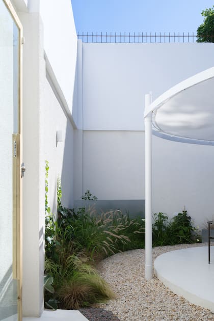Luciano, el padre del chef, fue el responsable del trabajo en los canteros. Para realzar la vegetación por la noche, instalaron estacas de iluminación.