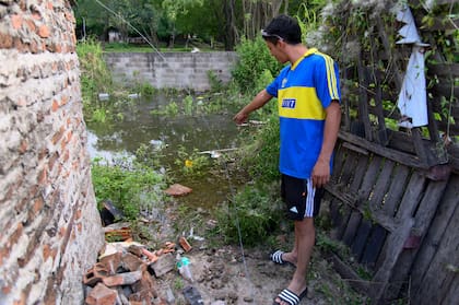 , Luciano Flores mide cuánto avanza el agua por la crecida del Paraná cada hora
