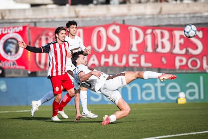 Luciano Giménez convierte un golazo para Platense y sobre el final, el que le dio el triunfo ante Barracas Central 2-1
