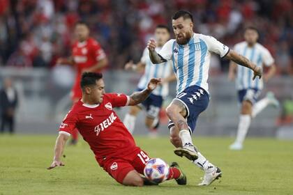 Luciano Gómez se arroja a los pies de Jonathan Gómez; Independiente salió mejor parado del clásico de Avellaneda