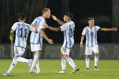 Luciano Gondou celebra el gol del empate de Argentina ante Paraguay, el domingo