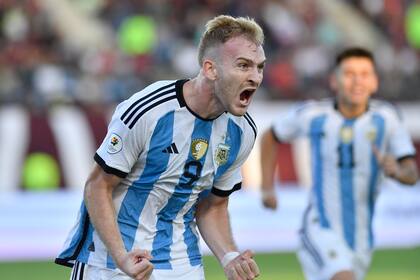 Luciano Gondou celebra tras anotar el gol para la victoria 1-0 ante Brasil que le dio la clasificación al Sub 23 Argentino a los Juegos Olímpicos de París 2024.