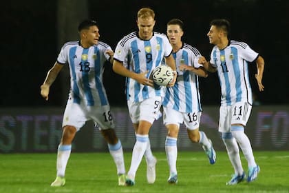 Luciano Gondou, con la pelota: el delantero de Argentinos Juniors fue el salvador de Argentina ante Paraguay, con un gol agónico