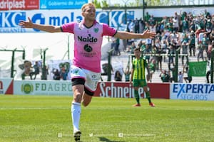 Luciano Gondou festeja el primer gol de Sarmiento ante Aldosivi; anotó de cabeza como los miles de tantos que solía hacer Martín Palermo como 9 en Boca