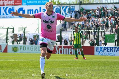 Luciano Gondou festeja el primer gol de Sarmiento ante Aldosivi; anotó de cabeza como los miles de tantos que solía hacer Martín Palermo como 9 en Boca