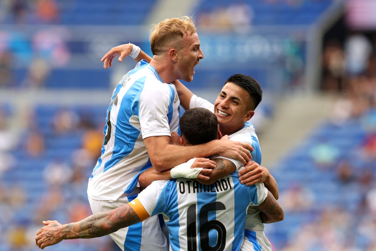 Luciano Gondou, Thiago Almada y Nicólás Otamendi celebran frente a Ucrania; ahora la selección argentina de fútbol se cruzará con Francia en pos de un lugar en las semifinales de los Juegos Olímpicos París 2024.