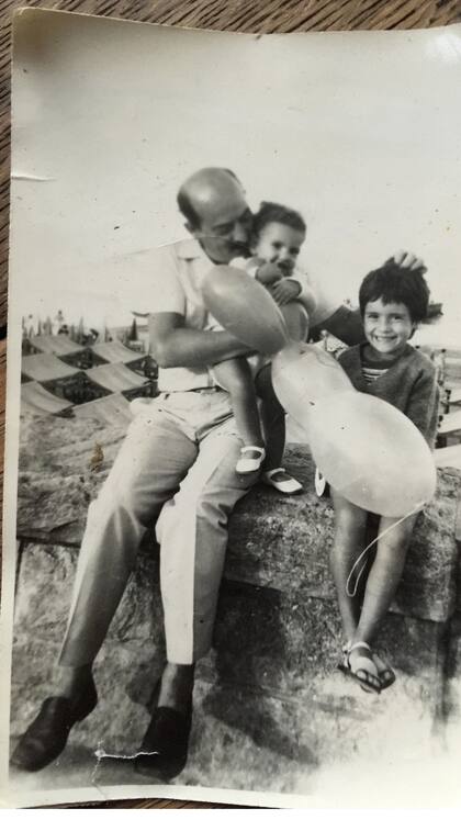 Luciano junto a su padre